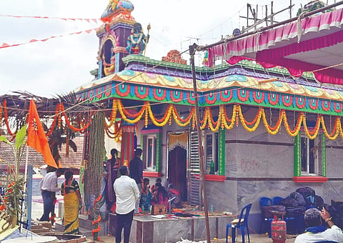 ಕಿಕ್ಕೇರಿ ಹೋಬಳಿಯ ಮಾದಾಪುರಕೊಪ್ಪಲು ಗ್ರಾಮದಲ್ಲಿ ಮುನೇಶ್ವರಸ್ವಾಮಿ ದೇಗುಲ ಲೋಕಾರ್ಪಣೆ ಭಾನುವಾರ ಜರುಗಿತು. 