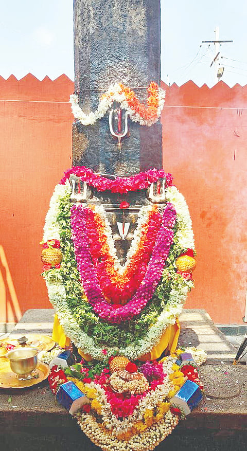 ಕಿಕ್ಕೇರಿ ಹೋಬಳಿಯ ಬೋಳಮಾರನಹಳ್ಳಿಯ ಕಂಬದ ಲಕ್ಷ್ಮೀ ನರಸಿಂಹಸ್ವಾಮಿಗೆ ರಥಸಪ್ತಮಿ ಹಿನ್ನೆಲೆಯಲ್ಲಿ ಭಾನುವಾರ ವಿಶೇಷ ಪುಷ್ಪಾಲಂಕಾರ ಮಾಡಲಾಗಿತ್ತು. 
