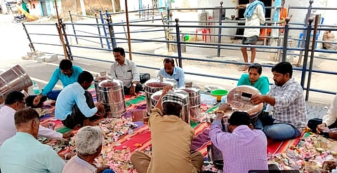 ಕಿಕ್ಕೇರಿ ಹೋಬಳಿಯ ಸಾಸಲು ಗ್ರಾಮದಲ್ಲಿನ ಸೋಮೇಶ್ವರ, ಶಂಭುಲಿಂಗೇಶ್ವರ ದೇವಾಲಯದ ಹುಂಡಿ ಎಣಿಕೆ ನಡೆಯಿತು. ಡಿ.ಆರ್. ನರೇಂದ್ರ, ಪ್ರಸನ್ನ, ತಿಪ್ಪೇಶ್, ಸುನೀಲ್‌ಗಾಣಿಗೇರ್ ಮತ್ತಿತರರು ಇದ್ದರು.  