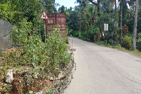 ಕಳಸ-ಹೊರನಾಡು ಮುಖ್ಯರಸ್ತೆಯ ಹೆಬ್ಬಾಳೆ ಎಂಬಲ್ಲಿ ರಸ್ತೆ ಬದಿಯಲ್ಲಿ ನಿಲ್ಲಿಸಿರುವ ಕಂಟೈನರ್.