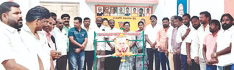 ಕನಕಗಿರಿ ಬಿಜೆಪಿ ಮಂಡಲ ಕಚೇರಿಯಲ್ಲಿ ಮಾಜಿ ಪ್ರಧಾನಿ ಅಟಲ್ ಬಿಹಾರಿ ವಾಜಪೇಯಿ ಜನ್ಮದಿನ ಆಚರಿಸಲಾಯಿತು. ಪ್ರಮುಖರಾದ ಮಹಾಂತೇಶ ಸಜ್ಜನ, ವಾಗೀಶ ಹಿರೇಮಠ, ರವಿ ಭಜಂತ್ರಿ, ಹನುಮೇಶ ಯಲಬುರ್ಗಿ, ಗ್ಯಾನಪ್ಪ ಚಿಕ್ಕಖೇಡ ಇತರರಿದ್ದರು.