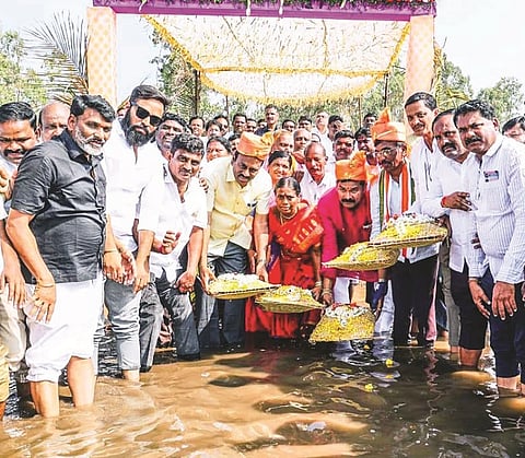 ಕನಕಗಿರಿಯ ಲಕ್ಷ್ಮೀದೇವಿ ಕೆರೆಗೆ ಸಚಿವ ಶಿವರಾಜ ತಂಗಡಗಿ ಮಂಗಳವಾರ ಬಾಗಿನ ಅರ್ಪಿಸಿದರು. ಸಂಸದ ರಾಜಶೇಖರ ಹಿಟ್ನಾಳ, ಬ್ಲಾಕ್ ಕಾಂಗ್ರೆಸ್ ಅಧ್ಯಕ್ಷ ಗಂಗಾಧರಸ್ವಾಮಿ ಕಲುಬಾಗಿಲಮಠ, ಜಿಪಂ ಮಾಜಿ ಉಪಾಧ್ಯಕ್ಷೆ ಲಕ್ಷ್ಮಮ್ಮ ನಿರ್ಲೂಟಿ ಇತರರಿದ್ದರು.