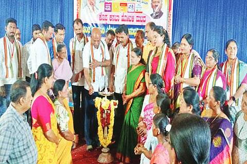 ಕೊಪ್ಪದಲ್ಲಿ ಹಮ್ಮಿಕೊಂಡಿದ್ದ ಕಸಬಾ ಹೋಬಳಿ ಮಟ್ಟದ ಗ್ಯಾರಂಟಿ ಲಾನುಭವಿಗಳ ಸಮಾವೇಶವನ್ನು ಶಾಸಕ ಟಿ.ಡಿ.ರಾಜೇಗೌಡ ಉದ್ಘಾಟಿಸಿದರು.