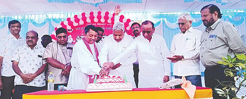 ಕುಷ್ಟಗಿಯ ಆತ್ಮಭರಿತ ಎಜೆ ಸಭೆಯಲ್ಲಿ ಗುರುವಾರ ಏರ್ಪಡಿಸಿದ್ದ ಕ್ರಿಸ್ ಮಸ್ ಹಬ್ಬಕ್ಕೆ ಮಾಜಿ ಸಚಿವ ಅಮರೇಗೌಡ ಪಾಟೀಲ್ ಬಯ್ಯಪುರ ಕೇಕ್ ಕತ್ತರಿಸುವ ಮೂಲಕ ಚಾಲನೆ ನೀಡಿದರು. ಫಾದರ್ ಎಸ್.ಕೆ.ಜೋಸೆಫ್ ಇತರರು ಇದ್ದರು.