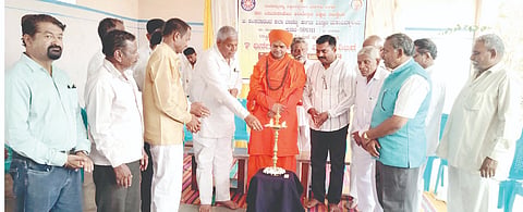 ಗುಂಡವಾಡ ಗ್ರಾಮದಲ್ಲಿ ಹಮ್ಮಿಕೊಂಡಿದ್ದ ಬಿ.ಶಂಕರಾನಂದ ಮಹಾವಿದ್ಯಾಲಯದ ಎನ್‌ಎಸ್‌ಎಸ್ ವಾರ್ಷಿಕ ಶಿಬಿರವನ್ನು ಸುಕುಮಾರ ಪಾಟೀಲ ಉದ್ಘಾಟಿಸಿದರು. ಡಾ.ಅಭಿನವ ಬ್ರಹ್ಮಾನಂದ ಸ್ವಾಮೀಜಿ, ಶಂಕರ ನಿಂಗನೂರ, ಎ.ಎಸ್.ಕಾಂಬಳೆ, ಆರ್.ಎಂ. ಮಹೇಶವಾಡಗಿ, ಬಾಹುಬಲಿ ಬ್ಯಾಡಗಿ ಇತರರಿದ್ದರು.
