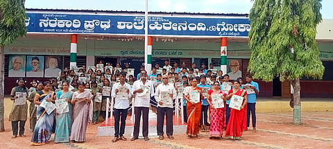 ಹಿರೇನಂದಿ ಗ್ರಾಮದ ಸರ್ಕಾರಿ ಪ್ರೌಢಶಾಲೆಯಲ್ಲಿ ಎಸ್ಸೆಸ್ಸೆಲ್ಸಿ ವಿದ್ಯಾರ್ಥಿಗಳಿಗೆ ಗ್ರಾಮ ಪಂಚಾಯಿತಿ ವತಿಯಿಂದ ವಿಜಯವಾಣಿ ವಿದ್ಯಾರ್ಥಿ&ಉದ್ಯೋಗ ಮಿತ್ರ ಸಂಚಿಕೆ ವಿತರಿಸಲಾಯಿತು. ಮಹಾದೇವ ಜಟ್ಟೆಪ್ಪನವರ, ಎಸ್​.ಎ.ಕೇರಿ, ವೈ.ಆರ್​.ಹವಳಪ್ಪನವರ, ಆರ್​.ಬಿ.ಹೂನೂರ, ಎಂ.ಐ.ಗಾಣಿಗೇರ ಇತರರಿದ್ದರು.
