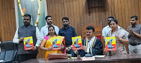 ಬೆಳಗಾವಿ ಮಹಾನಗರ ಪಾಲಿಕೆ ಪರಿಷತ್ ಸಭಾಂಗಣದಲ್ಲಿ ಬುಧವಾರ ಬಜೆಟ್ ಪ್ರತಿಯನ್ನು ಮೇಯರ್ ಮಂಗೇಶ ಪವಾರ್, ಉಪಮೇಯರ್ ವಾಣಿ ಜೋಶಿ, ಅಧ್ಯಕ್ಷೆ ರೇಖಾ ಹೂಗಾರ, ಆಯುಕ್ತ ಕಾರ್ತಿಕ್ ಎಂ. ಪ್ರದರ್ಶಿಸಿದರು.