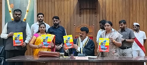  ಬೆಳಗಾವಿ ನಗರದ ಪಾಲಿಕೆ ಪರಿಷತ್ ಸಭಾಂಗಣದಲ್ಲಿ ಬುಧವಾರ ಪ್ರಸಕ್ತ ಸಾಲಿನ ಬಜೆಟ್ ಪ್ರತಿಯನ್ನು ಮೇಯರ್ ಪವಾರ್, ಉಪಮೇಯರ್ ವಾಣಿ ಜೋಶಿ,  ಅಧ್ಯಕ್ಷೆ ರೇಖಾ ಹೂಗಾರ, ಆಯುಕ್ತ ಕಾರ್ತಿಕ್.ಎಂ. ಪ್ರದರ್ಶಿಸಿದರು.