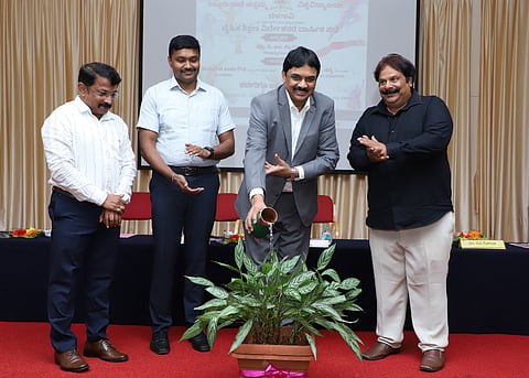  ಬೆಳಗಾವಿ ರಾಣಿ ಚನ್ನಮ್ಮ ವಿವಿಧ ಸಭಾಂಗಣದಲ್ಲಿ ಮಂಗಳವಾರ ನಡೆದ ಕಾರ್ಯಕ್ರಮವನ್ನು  ಪ್ರೊ.ಸಿ.ಎಂ.ತ್ಯಾಗರಾಜ್ ಉದ್ಘಾಟಿಸಿದರು. ಸಂತೋಷ ಕಾಮಗೌಡ, ಡಾ.ಜಗದೀಶ ಗಸ್ತಿ ಇತರರಿದ್ದರು.