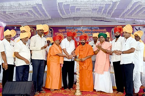 -ಗೋಕಾಕ ತಾಲೂಕಿನ ತಳಕಟ್ಟನಾಳ ಗ್ರಾಮದಲ್ಲಿ ಬುಧವಾರ ವಿವಿಧ ಕಟ್ಟಡ ಲೋಕಾರ್ಪಣೆ ಕಾರ್ಯಕ್ರಮವನ್ನು ಶಾಸಕ ಬಾಲಚಂದ್ರ ಜಾರಕಿಹೊಳಿ ಉದ್ಘಾಟಿಸಿದರು. ಅಮರೇಶ್ವರ ಮಹಾರಾಜರು,  ಆತ್ಮಾನಂದ ಸ್ವಾಮೀಜಿ, ಕಪರಟ್ಟಿಯ ಬಸವರಾಜ ಸ್ವಾಮೀಜಿ ಇತರರಿದ್ದರು.