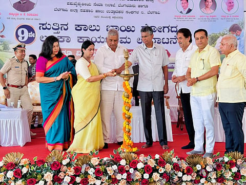  ಬೆಳಗಾವಿಯ ಮಹಾಂತೇಶ ನಗರದ ಸ್ಪೇಷಾಲಿಟಿ ಪಶುವೈದ್ಯಕೀಯ ಆಸ್ಪತ್ರೆ ಆವರಣದಲ್ಲಿ ಶನಿವಾರ ಲಸಿಕಾ ಅಭಿಯಾನ ಕಾರ್ಯಕ್ರಮವನ್ನು ಸಚಿವರಾದ  ಕೆ.ವೆಂಕಟೇಶ ,ಸತೀಶ ಜಾರಕಿಹೊಳಿ ಉದ್ಘಾಟಿಸಿದರು. ಲಕ್ಷ್ಮೀ ಹೆಬ್ಬಾಳ್ಕರ್, ಶಿಲ್ಪಾ ನಾಗ, ರಾಹುಲ ಶಿಂಧೆ ಇತರರಿದ್ದರು.