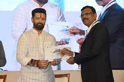 ನವದೆಹಲಿಯ ಕೇಂದ್ರ ಆಹಾರ ಸಂಸ್ಕರಣಾ ಸಚಿವಾಲಯ ಸಭಾಂಗನದಲ್ಲಿ ಜರುಗಿದ ಸಮಾವೇಶದಲ್ಲಿ ಸಚಿವ ಚಿರಾಗ್ ಪಾಸ್ವಾನ  ಅವರು ಎಚ್.ಡಿ. ಕೋಳೇಕರನ್ನು ಸನ್ಮಾನಿಸಿದರು.