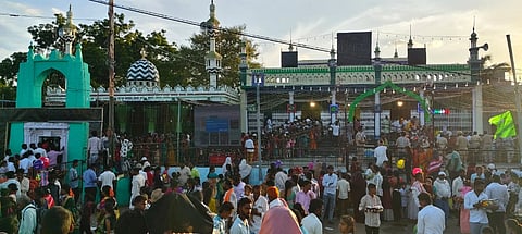 ಮುದಗಲ್ ಐತಿಹಾಸಿಕ ಹುಸೇನಿ ಆಲಂ ದರ್ಗಾದಲ್ಲಿ ಗುರುವಾರ ಕಂಡುಬಂದ ಭಕ್ತಸಾಗರ. 