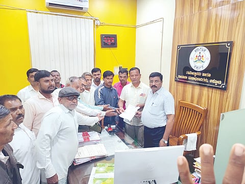 ಮಾಂಜರಿ ಗ್ರಾಮದ ರೈತರು ತಹಸೀಲ್ದಾರ್ ರಾಜೇಶ ಬುರ್ಲಿಗೆ ಮನವಿ ಸಲ್ಲಿಸಿದರು. ಶೀತಲ ಯಾದವ, ಜಯಸಿಂಗ ಕಾಡಾಪುರೆ, ಅಮಿತ ಮಿರಜೆ ಇತರರಿದ್ದರು.