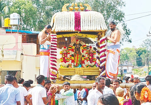 ಮೇಲುಕೋಟೆ ಶ್ರೀ ಚೆಲುವನಾರಾಯಣಸ್ವಾಮಿ ದೇವಾಲಯದಲ್ಲಿ ಬುಧವಾರ ಗರುಡ ಧ್ವಜಾರೋಹಣದ ಅಂಗವಾಗಿ ಪುಷ್ಪಮಂಟಪವಾಹನೋತ್ಸವ ನೆರವೇರಿತು.  