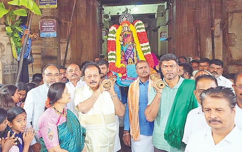   ಮೇಲುಕೋಟೆಯ ಶ್ರೀ ಚೆಲುವನಾರಾಯಣ ಸ್ವಾಮಿ ರಥಸಪ್ತಮಿ ಉತ್ಸವ ಅಂಗವಾಗಿ ಸ್ಥಾನೀಕಂ ನಾಗರಾಜ ಅಯ್ಯಂಗಾರ್ ಸಾಂಸ್ಕೃತಿಕ ವೇದಿಕೆ ಹಮ್ಮಿಕೊಂಡಿದ್ದ 27ನೇ ವರ್ಷದ ಜಾನಪದ ಕಲಾಮೇಳವನ್ನು ಜಿಲ್ಲಾ ಉಸ್ತುವಾರಿ ಸಚಿವ ಚೆಲುವರಾಯಸ್ವಾಮಿ ಉದ್ಘಾಟಿಸಿದರು. ಶಾಸಕ ದರ್ಶನ್ ಪುಟ್ಟಣ್ಣಯ್ಯ, ಎಚ್.ವಿ. ರಾಜೀವ್‌ಇತರರು  ಇದ್ದರು. 