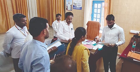 ಮುಂಡಗೋಡದಲ್ಲಿನ ವಿವಿಧ ಇಲಾಖೆಯ ಕಚೇರಿಗಳಿಗೆ ಜಿಪಂ ಸಿಇಒ ಡಾ.ದಿಲೀಶ್ ಶಶಿ ಗುರುವಾರ ಭೇಟಿ ನೀಡಿ ಪರಿಶೀಲಿಸಿದರು. ಇಒ ಟಿ.ವೈ. ದಾಸನಕೊಪ್ಪ, ಸೋಮಶೇಖರ ಛಬ್ಬಿ, ರಾಜೇಶ್ವರಿ ಕದಂ ಇತರರಿದ್ದರು.