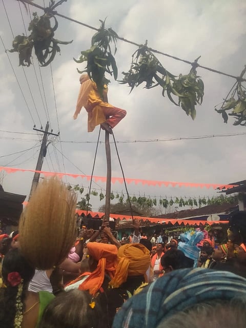 karnikotsava: ಮುಂಡಗೋಡ ತಾಲೂಕಿನ ಚವಡಳ್ಳಿ ಗ್ರಾಮದ ಮೈಲಾರಲಿಂಗೇಶ್ವರ ಜಾತ್ರೆ ಅಂಗವಾಗಿ ಗೋರವಪ್ಪ ವಿಶ್ವೇಶ್ವರ ಮಡ್ಲಿ ಬಿಲ್ಲನ್ನು ಏರಿ ಕಾರ್ಣಿಕೋತ್ಸವ ನುಡಿದರು.