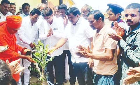 ಅಡವಿ ಅಮರೇಶ್ವರ ಮಠದಲ್ಲಿ ಬುಧವಾರ ತೋಂಟದಾರ್ಯ ಶ್ರೀಗಳ ಜನ್ಮದಿನಾಚರಣೆ ಅಂಗವಾಗಿ ಸಸಸಿಗಳನ್ನು ನೆಡಲಾಯಿತು. ಪ್ರಮುಖರಾದ ಹಿರಿಯ ವಕೀಲ ಸಿದ್ದಲಿಂಗಪ್ಪ ಚಿಕ್ಕಕೊಟ್ನೆಕಲ್, ಎಸ್.ತಿಮ್ಮರಡ್ಡಿ, ಚಂದ್ರಶೇಖರ ಓತೂರು, ಸಜ್ಜನ್ ಬಸವರಾಜ ಇದ್ದರು.