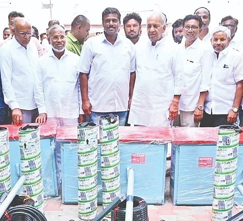 ಮಾನ್ವಿಯಲ್ಲಿ ರೈತ ಫಲಾನುಭವಿಗಳಿಗೆ ವಿಧಾನ ಪರಿಷತ್ ಸದಸ್ಯ ಎನ್.ಎಸ್.ಬೋಸರಾಜು ಪಂಪ್‌ಸೆಟ್‌ಗಳನ್ನು ವಿತರಿಸಿದರು. 