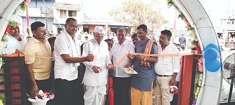 ನಾಗನೂರ ಪಟ್ಟಣದಲ್ಲಿ ಶಾಸಕ ಬಾಲಚಂದ್ರ ಜಾರಕಿಹೊಳಿ ಇಂದಿರಾ ಕ್ಯಾಂಟೀನ್​ ಉದ್ಘಾಟಿಸಿದರು. ಮಾಜಿ ಸಚಿವ ಆರ್.​ಎಂ.ಪಾಟೀಲ, ಬಿ.ಆರ್​.ಪಾಟೀಲ, ಕೆ.ಎಸ್​.ಪಾಟೀಲ, ಗಜಾನನ ಯರಗಣವಿ, ಪಿ.ಎಲ್​.ಬಬಲಿ, ಸುಭಾಸ ಕ್ಯಾತೆನ್ನವರ ಇತರರಿದ್ದರು.