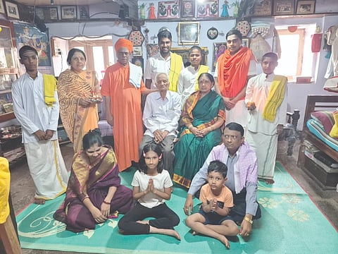 ಮುರಗೋಡ ಅಪರೂಪದ ಪುಸ್ತಕ ಪ್ರೇಮಿ ಮಹಾರುದ್ರಪ್ಪ ದಾಡಿಗುಂಡಿ ದಂಪತಿಗೆ ನೀಲಕಂಠ ಸ್ವಾಮೀಜಿ, ಶಂಕರ ದೇವರು ಸನ್ಮಾನಿಸಿ ಗೌರವಿಸಿದರು. ಬಸವಣ್ಣೆವ್ವ ದಾಡಿಗುಂಡಿ, ಮಹಾಂತೇಶ ದಾಡಿಗುಂಡಿ ಇತರರು ಇದ್ದರು.
