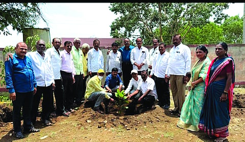 ತೆನಿಕೊಳ್ಳ ಪ್ರವಾಸಿ ಮಂದಿರದ ಆವರಣದಲ್ಲಿ ಮಹಾಂತ ಟ್ರಸ್ಟ್ ವತಿಯಿಂದ ಸಸಿ ನೆಡಲಾಯಿತು. ಮಹಾಂತೇಶ ಪಟಾತರ, ರಮೇಶ ತೋಟಗಿ, ಗಂಗಯ್ಯ ಪೂಜೇರಿ, ಬಸವರಾಜ ಹಾರುಗೋಪ್ಪ ಇತರರಿದ್ದರು.