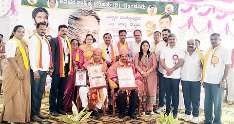 ಜನಪರ ಸಾಹಿತ್ಯ ಪರಿಷತ್ ವತಿಯಿಂದ ನಟ ಮುಖ್ಯಮಂತ್ರಿ ಚಂದ್ರು ಹಾಗೂ ಹಿರಿಯ ಪತ್ರಕರ್ತ ಅಂಶಿ ಪ್ರಸನ್ನಕುಮಾರ್ ಅವರಿಗೆ ಶ್ರೀಕೃಷ್ಣ ಆಲನಹಳ್ಳಿ ರಾಜ್ಯ ಮಟ್ಟದ ಪ್ರಶಸ್ತಿ ಪ್ರದಾನ ಮಾಡಲಾಯಿತು.