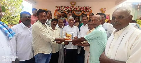  ಪಾಂಡವಪುರ ತಾಲೂಕಿನ ಚಿಕ್ಕಾಯರಹಳ್ಳಿ ಗ್ರಾಮದ ಹಾಲು ಉತ್ಪಾದಕರ ಮಹಿಳಾ ಸಹಕಾರ ಸಂಘದ ನೂತನ ಕಟ್ಟಡ ಉದ್ಘಾಟನಾ ಸಮಾರಂಭದಲ್ಲಿ ಮಾಜಿ ಸಚಿವ ಸಿ.ಎಸ್.ಪುಟ್ಟರಾಜು ಅವರನ್ನು ಅಭಿನಂಧಿಸಲಾಯಿತು. 