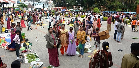  ಪಾಂಡವಪುರ ಪಟ್ಟಣದ ಬಿಜಿಎಸ್ ಶಿಕ್ಷಣ ಸಂಸ್ಥೆಯಲ್ಲಿ ನಡೆದ ಮಕ್ಕಳ ಸಂತೆಯಲ್ಲಿ ಭಾಗವಹಿಸಿರುವ ಮಕ್ಕಳು, ಸಾರ್ವಜನಿಕರು.