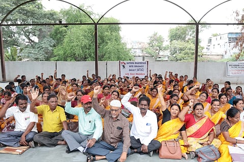 11ನೇ ವೇತನ ಆಯೋಗದ ಶಿಫಾರದ್ದು ಜಾರಿಗೆ ಒತ್ತಾಯಿಸಿ ಕರ್ನಾಟಕ ರಾಜ್ಯ ಅಂಗನವಾಡಿ ಕಾರ್ಯಕರ್ತೆಯರು ಮತ್ತು ಸಹಾಯಕಿಯರ ಫೆಡರೇಶನ್‌ಜಿಲ್ಲಾ ಸಮಿತಿ ವತಿಯಿಂದ ಮಂಗಳವಾರ ರಾಯಚೂರಿನ ಟಿಪ್ಪು ಸುಲ್ತಾನ್ ಉದ್ಯಾನವನದಲ್ಲಿ ಪ್ರತಿಭಟನೆ ಮಾಡಿದರು.  ಚನ್ನಮ್ಮ, ಶಾಂತಮ್ಮ, ಅದಿಲಕ್ಷ್ಮಿ, ಸರಸ್ವತಿ,ರಾಜೇಶ್ವರಿ, ನಾಗರತ್ನ, ಗೌರಮ್ಮ, ಶಾಂತಪ್ಪ,ಲಕ್ಷ್ಮಿ , ಭಾಗ್ಯಮ್ಮ, ಡಿ.ಎಚ್. ಕಂಬಳ, ಸುಲೋಚನಾ, ಸಿದ್ದರಾಮಯ್ಯ ಸ್ವಾಮಿ ಇದ್ದರು.