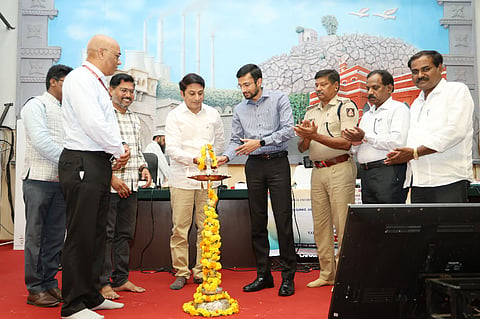 ರಾಯಚೂರಿನ ಜಿಪಂ ಸಭಾಂಗಣದಲ್ಲಿ ಬುಧವಾರ ಕೇಂದ್ರ ಸರ್ಕಾರದ ವಾರ್ತಾ ಶಾಖೆಯಿಂದ ಪುರಸ್ಕೃತ ಯೋಜನೆಗಳ ಕುರಿತು ಮಾಧ್ಯಮ ಪ್ರತಿನಿಧಿಗಳಿಗೆ ಆಯೋಜಿಸಲಾಗಿದ್ದ  ವಾರ್ತಾಲಾಪ ಕಾರ್ಯಾಗಾರವನ್ನು ಜಿಲ್ಲಾಧಿಕಾರಿ ನಿತೀಶ್ ಕೆ ಉದ್ಘಾಟಿಸಿದರು. ಗ್ಯಾರಂಟಿ ಯೋಜನೆಗಳ ತಾಲೂಕು ಅಧ್ಯಕ್ಷ ಪವನ ಕಿಶೋರ್ ಪಾಟೀಲ್, ವಾರ್ತಾ ಶಾಖೆಯ ಹೆಚ್ಚುವರಿ ಮಹಾ ನಿರ್ದೇಶಕ ಎಚ್.ಜಿ ರವೀಂದ್ರ, ಪತ್ರಕರ್ತರ ಸಂಘದ ಜಿಲ್ಲಾಧ್ಯಕ್ಷ ಆರ್.ಗುರುನಾಥ, ರಿಪೋರ್ಟರ್ಸ್ ಗಿಲ್ಡ್‌ನ ಅಧ್ಯಕ್ಷ ವಿಜಯಕುಮಾರ ಜಾಗಟಗಲ್,ವಾರ್ತಾ ಸಹಾಯಕ ಗವಿಸಿದ್ದಪ್ಪ ಹೊಸಮನಿ ಇದ್ದರು.