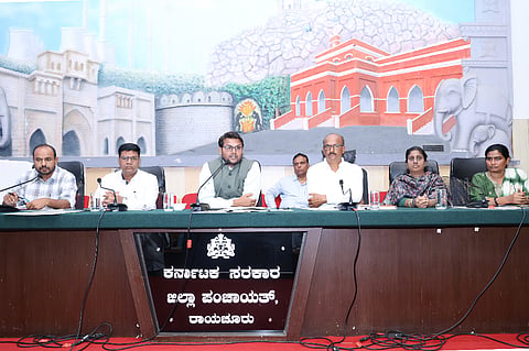 ರಾಯಚೂರಿನ ಜಿಲ್ಲಾ ಪಂಚಾಯಿತಿ ಸಭಾಂಗಣದಲ್ಲಿ ಬುಧವಾರ ಜಿಪಂ ಸಿಇಓ ಈಶ್ವರ ಕುಮಾರ ಕಾಂದೊ ಅಧ್ಯಕ್ಷತೆಯಲ್ಲಿ ಗ್ರಾಮ ಪಂಚಾಯತಿ ಅಭಿವೃದ್ಧಿ ಅಧಿಕಾರಿಗಳ ಮಾಸಿಕ ಪ್ರಗತಿ ಪರಿಶೀಲನಾ ಸಭೆ ನಡೆಯಿತು. ಜಿಪಂ ಉಪ ಕಾರ್ಯದರ್ಶಿ ಹಾಲಸಿದ್ದಪ್ಪ ಪೂಜಾರಿ, ಯೋಜನಾ ನಿರ್ದೇಶಕ ಶರಣ ಬಸವರಾಜ್, ಮುಖ್ಯ ಲೆಕ್ಕಧಿಕಾರಿ  ವಿಜಯಶಂಕರ್, ಮುಖ್ಯ ಯೋಜನಾಧಿಕಾರಿ ಡಾ.ಟಿ.ರೋಣಿ ಇದ್ದರು.