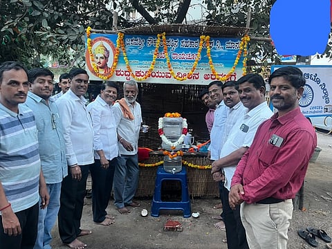 ರಾಯಚೂರಿನ  ನಿಜಲಿಂಗಪ್ಪ  ಕಾಲೋನಿಯ ಆಟೋ ನಿಲ್ದಾಣದಲ್ಲಿ ಬಸವ ಶ್ರೀನೌಕರರ ಪತ್ತಿನ ಸಹಕಾರ ಸಂಘದ ರಾಯಚೂರು ಶಾಖಾವತಿಯಿಂದ ಶುದ್ಧ ಕುಡಿಯುವ ನೀರಿನ ಅರವಟ್ಟಿಗೆಯನ್ನು ಬುಧವಾರ ಆರಂಭಿಸಲಾಯಿತು. ಸಂಸ್ಥೆಯ ಸಂಸ್ಥಾಪಕ ಅಧ್ಯಕ್ಷ ಡಾ.ಶಂಕರಗೌಡ ಎಸ್.ಪಾಟೀಲ್,  ಮುಖ್ಯ ಕಾರ್ಯನಿರ್ವಾಹಕ ವೀರೇಶ ಎನ್. ಹೊಸೂರು, ಸಂಘದ ನಿರ್ದೇಶಕ ಶರಣಪ್ಪ , ನಿರ್ದೇಶಕ ಮಲ್ಲಿಕಾರ್ಜುನ, ಗ್ರಾಹಕರಾದ ಚಂದ್ರಶೇಖರ ,ರೇವಣಸಿದ್ದಣ್ಣ ,ಮಹೇಶ್, ಕಲ್ಲಯ್ಯ ತಾತಾ, ಶಾಖಾ ವ್ಯವಸ್ಥಾಪಕ ಆದನಗೌಡ , ಸಿಬ್ಬಂದಿಗಳಾದ ಶಿವರಾಜ,ಮಹಾಂತೇಶ ,ಆನಂದ, ವೀರೇಶ್, ಶರಣಬಸವ, ಶಿವಪುತ್ರ ,ಸುನಿಲ ಕುಮಾರ ಇದ್ದರು.