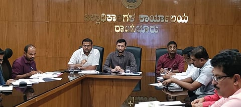 ರಾಯಚೂರಿ ಜಿಲ್ಲಾಧಿಕಾರಿಗಳ ಭವನದಲ್ಲಿ ಮಂಗಳವಾರ ಸಂಜೆ ಜಿಲ್ಲಾಧಿಕಾರಿ ನಿತೀಶ್ ಕೆ., ಅಧ್ಯಕ್ಷತೆಯಲ್ಲಿ  ಮುಂಬರುವ ಬೇಸಿಗೆ ಸಮಯದಲ್ಲಿ ಕುಡಿಯುವ ನೀರಿನ ಸಮಸ್ಯೆ ಕುರಿತು ಅಧಿಕಾರಿಗಳೊಂದಿಗೆ ಸಭೆ ನಡೆಸಿದರು. ಜಿಪಂ ಸಿಇಒ ಈಶ್ವರ ಕುಮಾರ ಕಾಂದೊ, ಎಡಿಸಿ ಶಿವಾನಂದ ಭಜಂತ್ರಿ ಇದ್ದರು.