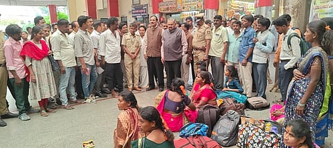 ರಾಜ್ಯ ಮಾನವ ಹಕ್ಕುಗಳ ಆಯೋಗದ ಅಧ್ಯಕ್ಷ ಡಾ.ಟಿ.ಶ್ಯಾಮ್ ಭಟ್ ಹಾಗೂ ಸದಸ್ಯರಾದ ಎಸ್.ಕೆ ವಂಟಿಗೋಡಿ ಬುಧವಾರ ರಾಯಚೂರಿನ ಕೇಂದ್ರ ಬಸ್ ನಿಲ್ದಾಣಕ್ಕೆ ಭೇಟಿ ನೀಡಿದರು. ಪಾಲಿಕೆ ಸಮಿತಿ ಕಾರ್ಯದರ್ಶಿ ಕೃಷ್ಣ ಶಾವಂತಗೇರಾ, ತಹಸೀಲ್ದಾರ ಸುರೇಶ ವರ್ಮಾ, ತಾಪಂ ಇಓ ಚಂದ್ರಶೇಖರ, ಸಮಾಜ ಕಲ್ಯಾಣ ಇಲಾಖೆಯ ಅಧಿಕಾರಿ ಪ್ರವೀಣಕುಮಾರ ಇದ್ದರು.