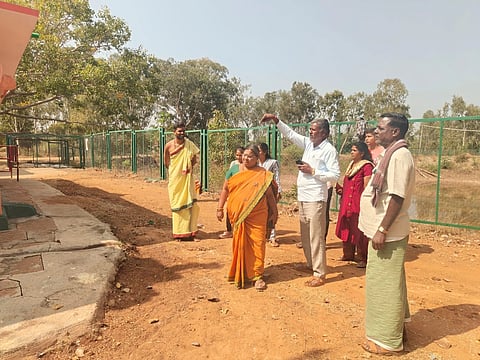 ಚಾಮರಾಜನಗರ ತಾಲೂಕಿನ ಕಸ್ತೂರು ಸಮೀಪದಲ್ಲಿರುವ ಶ್ರೀದೊಡ್ಡಮ್ಮತಾಯಿ ದೇವಸ್ಥಾನಕ್ಕೆ ತಹಸೀಲ್ದಾರ್ ಗಿರಿಜಾ ಅವರು ಗುರುವಾರ ಭೇಟಿ ನೀಡಿ ಪರಿಶೀಲನೆ ನಡೆಸಿದರು. 