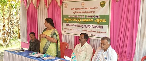 ಚಾಮರಾಜನಗರ ತಾಲೂಕಿನ ಕಾಗಲವಾಡಿ ಗ್ರಾಮದಲ್ಲಿ ಆಯೋಜಿಸಿದ್ದ ಕಾರ್ಯಾಗಾರದಲ್ಲಿ  ಸಹಾಯಕ ಕೃಷಿ ನಿರ್ದೇಶಕಿ ರೂಪಾ ಮಾತನಾಡಿದರು. ವೀರಭದ್ರ, ವೀರಭದ್ರಸ್ವಾಮಿ, ಮಹದೇವಸ್ವಾಮಿ ಇದ್ದರು. 