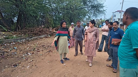 ಚಾಮರಾಜನಗರದ ಸೋಮವಾರಪೇಟೆ ಬಡಾವಣೆಗೆ ಜಿಲ್ಲಾಧಿಕಾರಿ ಶ್ರೀರೂಪಾ ಭೇಟಿ ನೀಡಿ ಪರಿಶೀಲನೆ ನಡೆಸಿದರು. ಎಲ್.ರೂಪಾ, ಶಿವಶಂಕರ ಆರಾಧ್ಯ, ಮಂಜು ಇತರರಿದ್ದರು. 