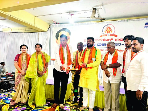 ಸವದತ್ತಿಯಲ್ಲಿ ಹಮ್ಮಿಕೊಂಡಿದ್ದ ಬಿಜೆಪಿ ಪದಾಧಿಕಾರಿಗಳ ಪ್ರಶಿಕ್ಷಣ ಅಭ್ಯಾಸ ವರ್ಗದ ಮೊದಲ ಹಂತದ ಕಾರ್ಯಕ್ರಮವನ್ನು ಸುಭಾಸ ಪಾಟೀಲ ಉದ್ಘಾಟಿಸಿದರು. ವಿರೂಪಾಕ್ಷ ಮಾಮನಿ, ರತ್ನಾ ಮಾಮನಿ, ಡಾ.ನಯನಾ ಭಸ್ಮೆ, ಸಂಜೀವಕುಮಾರ ನವಲಗುಂದ ಇತರರಿದ್ದರು.