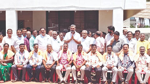  ಸವದತ್ತಿ ಶಾಸಕರ ಗೃಹ ಕಚೇರಿಯಲ್ಲಿ ರಾಜ್ಯ ಪ್ರಾಥಮಿಕ ಶಾಲಾ ಶಿಕರ ಸಂ ತಾಲೂಕು ಟಕದ ಪದಾಧಿಕಾರಿಗಳನ್ನು ಸನ್ಮಾನಿಸಲಾಯಿತು. ಶಾಸಕ ವಿಶ್ವಾಸ ವೈದ್ಯ, ಅಕ್ಬರಲಿ ಖಾಜಿ, ಗಿರೀಶ ಪಾಟೀಲ, ಡಾ.ಶ್ರೀಪಾದ ಸಬನೀಸ, ಗಿರೀಶ ಮುನವಳ್ಳಿ, ಅಶ್ವತ್ಥ ವೈದ್ಯ, ಬಸವರಾಜ ಪ್ರಭುನವರ ಇತರರಿದ್ದರು.