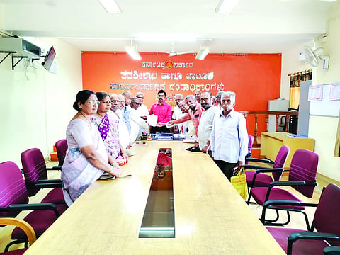 ಕೇಂದ್ರ ಸರ್ಕಾರದ ತುಟ್ಟಿಭತ್ಯೆ ಸ್ಥಗಿತಗೊಳಿಸಬಾರದು ಎಂದು ಆಗ್ರಹಿಸಿ ತಾಲೂಕು ಸರ್ಕಾರಿ ನಿವೃತ್ತ ನೌಕರರ ಸಂಘ ಹಾಗೂ ಅಖಿಲ ಭಾರತ ನಿವೃತ್ತ ನೌಕರರ ಒಕ್ಕೂಟದ ವತಿಯಿಂದ ಸವದತ್ತಿಯಲ್ಲಿ ಶಿರೆಸ್ತೆದಾರ್ ಶಶಿಧರ ವನಕಿಗೆ ಮನವಿ ಸಲ್ಲಿಸಲಾಯಿತು. ಬಿ.ವಿ.ವಾಂಗೆ ವಿ.ಎನ್.ಮುನವಳ್ಳಿ, ಗಿರೀಶ ಮುನೋಳಿ ಇತರರಿದ್ದರು.