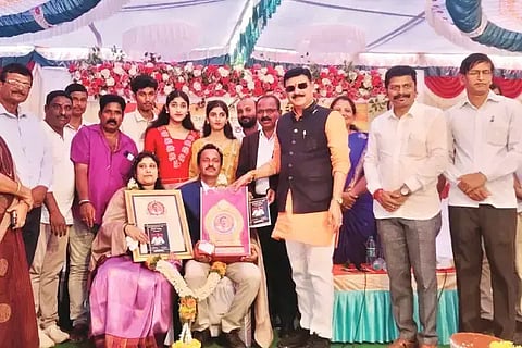 ಸಾಗರದ ಸರ್ಕಾರಿ ಪದವಿಪೂರ್ವ ಕಾಲೇಜಿನಲ್ಲಿ ಆಯೋಜಿಸಿದ್ದ ಕಾರ್ಯಕ್ರಮದಲ್ಲಿ ಪ್ರಾಚಾರ್ಯ ಕೆ.ಸಿ.ಸತ್ಯನಾರಾಯಣ ಅವರನ್ನು ಅಭಿನಂದಿಸಲಾಯಿತು. ಗೋಪಾಲಕೃಷ್ಣ ಬೇಳೂರು, ಇಂದೂಧರ ಬೇಸೂರು, ಚಂದ್ರಪ್ಪ, ಲೋಕೇಶ್ ಇತರರಿದ್ದರು.