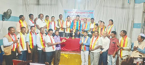 ಶಿಕಾರಿಪುರದಲ್ಲಿ ಕನ್ನಡ ಸಾಹಿತ್ಯ ಸಾಂಸ್ಕೃತಿಕ ವೇದಿಕೆಯ ನೂತನ ಪದಾಧಿಕಾರಿಗಳ ಪದಗ್ರಹಣ ಕಾರ್ಯಕ್ರಮವನ್ನು ಕಸಾಪ ಜಿಲ್ಲಾಧ್ಯಕ್ಷ ಡಿ.ಮಂಜುನಾಥ್ ಉದ್ಘಾಟಿಸಿದರು. ಕೆ.ಎಸ್.ಹುಚ್ರಾಯಪ್ಪ,   ನರಸಿಂಹಸ್ವಾಮಿ, ಬಿ.ಪಾಪಯ್ಯ ಇತರರಿದ್ದರು.