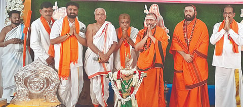 ಸೊರಬದಲ್ಲಿ ದೈವಜ್ಞ ಬ್ರಾಹ್ಮಣ ಸಮಾಜದಿಂದ ಆಯೋಜಿಸಿದ್ದ ದೈವಜ್ಞ ದರ್ಶನ ಕಾರ್ಯಕ್ರಮದಲ್ಲಿ ಶ್ರೀ ಸಚ್ಚಿದಾನಂದ ಜ್ಞಾನೇಶ್ವರ ಭಾರತೀ ಸ್ವಾಮೀಜಿ, ಶ್ರೀ ಸುಜ್ಞಾನೇಶ್ವರ ಭಾರತೀ ಸ್ವಾಮೀಜಿ, ಶ್ರೀಕಾಂತ, ಎಸ್.ಜಿ.ರಾಮಚಂದ್ರ ಮತ್ತಿತರರು ಇದ್ದರು.