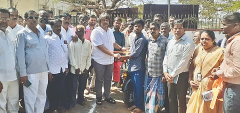 ಸೊರಬ ಪಟ್ಟಣದ ರಂಗ ಮಂದಿರದಲ್ಲಿ ನೋಂದಾಯಿತ ಕಟ್ಟಡ ಕಾರ್ಮಿಕರಿಗೆ ಆಯೋಜಿಸಿದ್ದ ಕಾರ್ಯಕ್ರಮದಲ್ಲಿ ಕಾರ್ಮಿಕರಿಗೆ ಸಚಿವ ಮಧುಬಂಗಾರಪ್ಪ  ವಿವಿಧ ಉಪಕರಣಗಳನ್ನು ವಿತರಿಸಿದರು. ಶಶಿಧರ್​, ಪ್ರಶಾಂತ್​ ಮೇಸಿ, ಜೈಶೀಲಗೌಡ ಮುಂತಾದವರಿದ್ದರು.