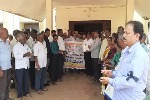 ನೂತನ ಪಿಂಚಣಿ ನಿರ್ಧಾರ ಹಿಂಪಡೆಯಬೇಕು ಎಂದು ಆಗ್ರಹಿಸಿ ಸೊರಬದಲ್ಲಿ ನಿವೃತ್ತ ಸರ್ಕಾರಿ ನೌಕರರ ಸಂಘದ ಪದಾಧಿಕಾರಿಗಳಾದ ಕಲ್ಲಪ್ಪ, ಬಿ.ವಿ.ಜಾವೂರ್, ಬಂಗಾರಪ್ಪ ಜಡೇಕರ್, ಮೋಹನದಾಸ್, ಶಿವಾನಂದಪ್ಪ, ವಿಜಯಲಕ್ಷ್ಮೀ, ಶಶಿಕಲಾ ಇತರರಿದ್ದರು.