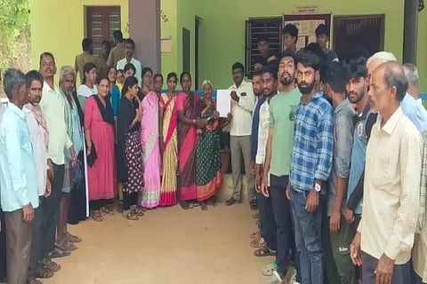 ಸೊರಬ  ತಾಲೂಕಿನ ಬಸ್ತಿಕೊಪ್ಪ ಗ್ರಾಮದಲ್ಲಿ ಕಲ್ಲು ಗಣಿಗಾರಿಕೆ ನಲ್ಲಿಸುವಂತೆ ಒತ್ತಾಯಿಸಿ ಗ್ರಾಮಸ್ಥರು ಚಂದ್ರಗುತ್ತಿ ಪಿಡಿಒ ನಾರಾಯಣಸ್ವಾಮಿಗೆ ಮನವಿ ಸಲ್ಲಿಸಿದರು. ರಘುಪತಿ, ಎಸ್.ಮಂಜುನಾಥ, ಕೆರಿಯಮ್ಮ, ಬಿ.ಸಲೀಮಾ ಇತರರಿದ್ದರು.