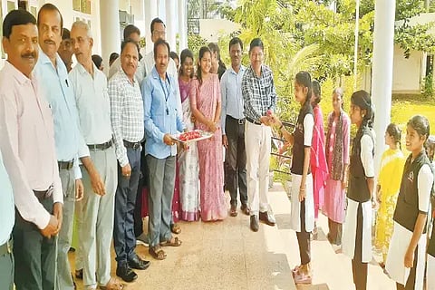 ಸೊರಬ ಸರ್ಕಾರಿ ಪದವಿಪೂರ್ವ ಕಾಲೇಜಿನಲ್ಲಿ ವಿದ್ಯಾರ್ಥಿಗಳನ್ನು ಪ್ರಾಚಾರ್ಯ ಎಂ.ಸುರೇಶಪ್ಪ ಸ್ವಾಗತಿಸಿದರು. ಚಿದಂಬರ್, ಡಾ. ಉಮೇಶ್ ಭದ್ರಾಪುರ, ವಿಜಯಕುಮಾರ್ ದಟ್ಟರ್ ಇತರರಿದ್ದರು.