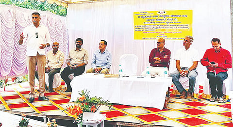 ಸೋಮವಾರಪೇಟೆಯಲ್ಲಿ ಆಯೋಜಿಸಿದ್ದ ದಿ ಮೈಸೂರು ಕಾಫಿ ಸಂಸ್ಕರಣಾ, ಮಾರಾಟ ಮತ್ತು ಉಗ್ರಾಣ ಸಹಕಾರ ಸಂಘದ ಸಭೆಯಲ್ಲಿ  ಅಧ್ಯಕ್ಷ ಎ.ಎಸ್. ಪೊನ್ನಣ್ಣ ಮಾತನಾಡಿದರು. ಪ್ರಭುದೇವ, ಬೋಸ್ ಮಂದಣ್ಣ ಇದ್ದರು.